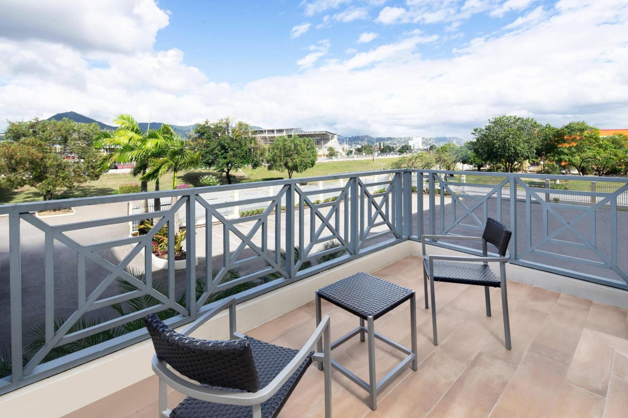Courtyard By Marriott Port Of Spain Bagian luar foto